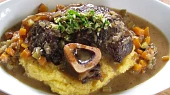 Osso buco z mladého býčka s kořenovou zeleninou, osso buco s gremuladou