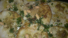 Ostré medailonky ze štikozubce kapského na  pórku,  zázvoru a bylinkách