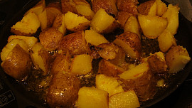 Ostré medailonky ze štikozubce kapského na  pórku,  zázvoru a bylinkách