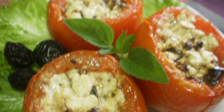 Pečená plněná rajčata fetou a olivami