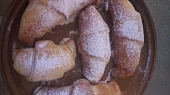 Plněné sladké rohlíky, nepovedly se mi rohlíčky, ale rohlíky :-D Jinak výborné :-) A dělala jsem dvojitou dávku :-D