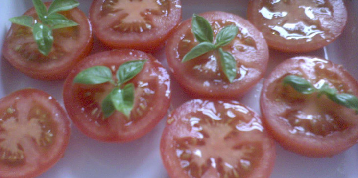 rajčata s bazalkou, cukrem a olivovým olejem
