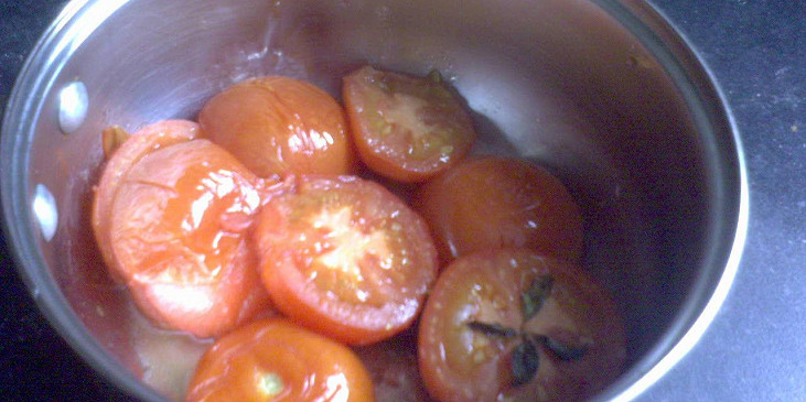 Upečná rajčata připravená k rozmixování