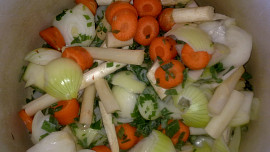 Polévkový krém  z mrkve, chřestu, cibule a pórku