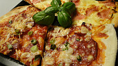 Rychlá pizza "domácí" sýrová a chorizo