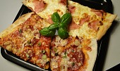 Rychlá pizza "domácí" sýrová a chorizo