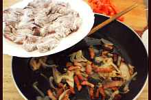 než se slanina a cibule orestuje,obalíme si játra v hladké mouce