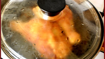 Smažené uzené kuřecí stehno, 5mint z jedné strany odkryté,druhých 5min.z druhé strany pod pokličkou