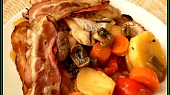 Štikozubec na zelenině v parním hrnci, trochu slaniny můžeme bez tuku osmahnout na pánvičce a podáváme