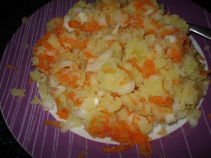 Šťouchané brambory s cibulí a mrkví