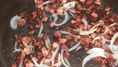 Těstoviny s rajčatovou omáčkou, mozarellou a anglickou slaninou., Anglická slanina s cibulkou.