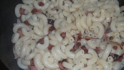 Těstoviny s rajčatovou omáčkou, mozarellou a anglickou slaninou.
