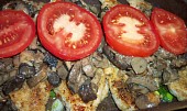 Vepřový řízek na houbách se sýrem, lahůdkovou cibulkou a rajčetem (na houby dáme rajče a šup do trouby...)