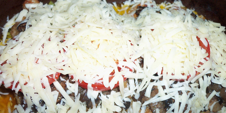 Vepřový řízek na houbách se sýrem, lahůdkovou cibulkou a rajčetem (ke konci pečení posypeme sýrem a dáme ještě do…)