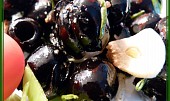Zapečené olivy s česnekem a rozmarýnem
