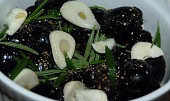 Zapečené olivy s česnekem a rozmarýnem (před zapečením)