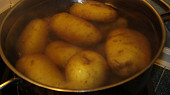 Zapékané brambory s tvarohem a sýrem