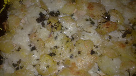 Zapékané brambory s tvarohem a sýrem