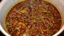 Zauzená klobása a hříbky v gulášové  omáčce  s pivem