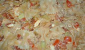 Zeleninovo-těstovinový salát s čabajkou a balkánským sýrem