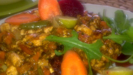 Barevné, křehké  tofu s paprikovou pastou a zeleninou