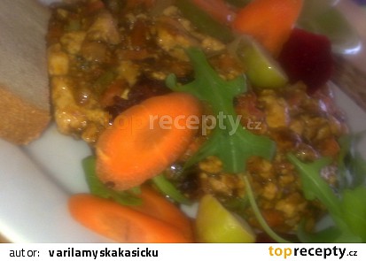 Barevné, křehké  tofu s paprikovou pastou a zeleninou