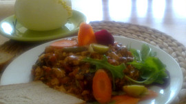 Barevné, křehké  tofu s paprikovou pastou a zeleninou