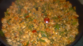 Barevné, křehké  tofu s paprikovou pastou a zeleninou