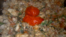 Barevné, křehké  tofu s paprikovou pastou a zeleninou