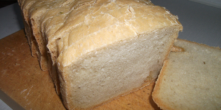 Bílý chléb s arašídovým máslem (chlebík)