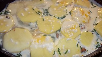 Bramborová musaka, zalijeme smetanovou omáčkou a dáme péct...