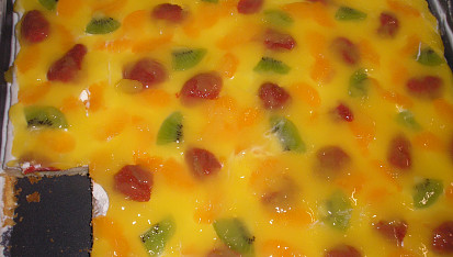 Buchta ze sodovky, Pod polevu (fanta s pudinkem) jsem přidala ovoce - jahody, kiwi, mandarinky - výborné :)