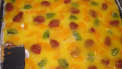 Buchta ze sodovky, Pod polevu (fanta s pudinkem) jsem přidala ovoce - jahody, kiwi, mandarinky - výborné :)