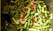 Bylinkoví"pinpongáčci"v zelených fazolkách, na slanině,cibuli a česneku bez podlití dusíme 15minut pod pokličkou fazolky