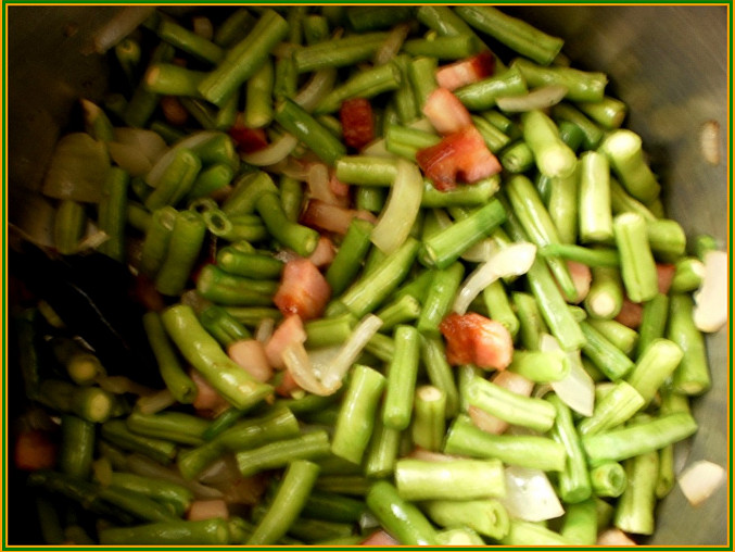 Bylinkoví"pinpongáčci"v zelených fazolkách, na slanině,cibuli a česneku bez podlití dusíme 15minut pod pokličkou fazolky