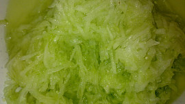 Chutný moučník z cukety, brusinek a tvarohu