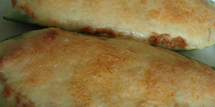 Cuketa plněná mletým masem a sýrem - zapečená v pekáčku