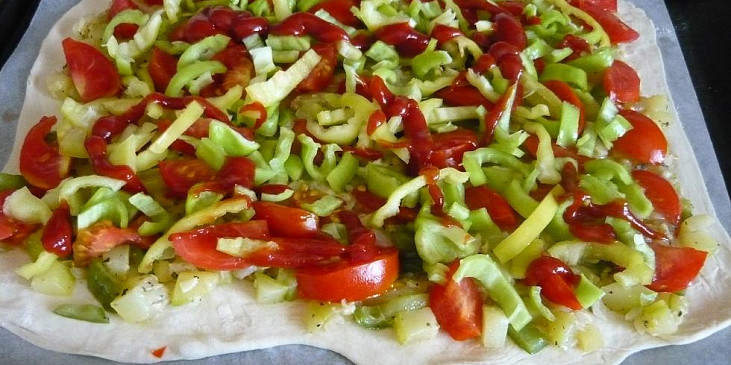 Cuketová pizza na listovém těstě