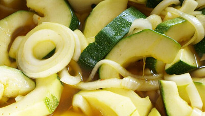 Cukety na sladkokyselo s curry, den 2.: zalito horkým  nálevem