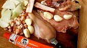 Debrecínem a česnekem plněná prsa dušená v zelí, připravíme si všechny suroviny a do masa uděláme úzkým nožem"tunýlek"