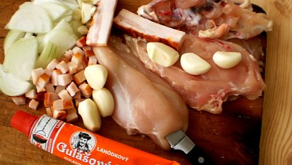 Debrecínem a česnekem plněná prsa dušená v zelí, připravíme si všechny suroviny a do masa uděláme úzkým nožem"tunýlek"