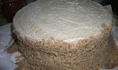 Dort pro tchýni k 70. narozeninám, a přiklopíme druhou částí korpusu, celý dort pomažeme zbylým krémem a boky dortu posypeme mletými ořechy.