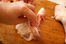 otočíme kůží k sobě a opatrně dále maso od kosti odřezáváme
