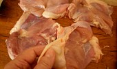 Falešný "španělský ptáček" z drůbežích kousků, s vykostěných plátků masa odstraníme kůži