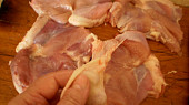 Falešný "španělský ptáček" z drůbežích kousků, s vykostěných plátků masa odstraníme kůži