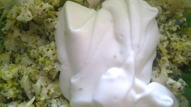 Farfalle s brokolicí, hlívou ústřičnou, slaninou a chutnou sýrovou omáčkou