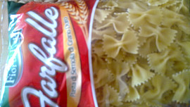 Farfalle s brokolicí, hlívou ústřičnou, slaninou a chutnou sýrovou omáčkou