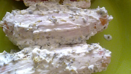 Farfalle s brokolicí, hlívou ústřičnou, slaninou a chutnou sýrovou omáčkou