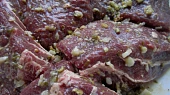 Hovězí líčka na zeleném pepři a sušených rajčatech, Hovězí líčka na zeleném pepři a sušených rajčatech
