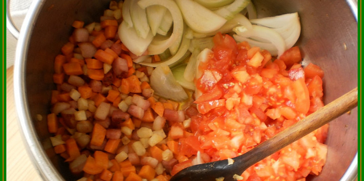na tuku osmažíme slaninu,mrkev s celerem,přidáme až na játra všechny zbývající suroviny a dusíme 25minut.Pak přidáme játra a ještě 15minut doděláváme.